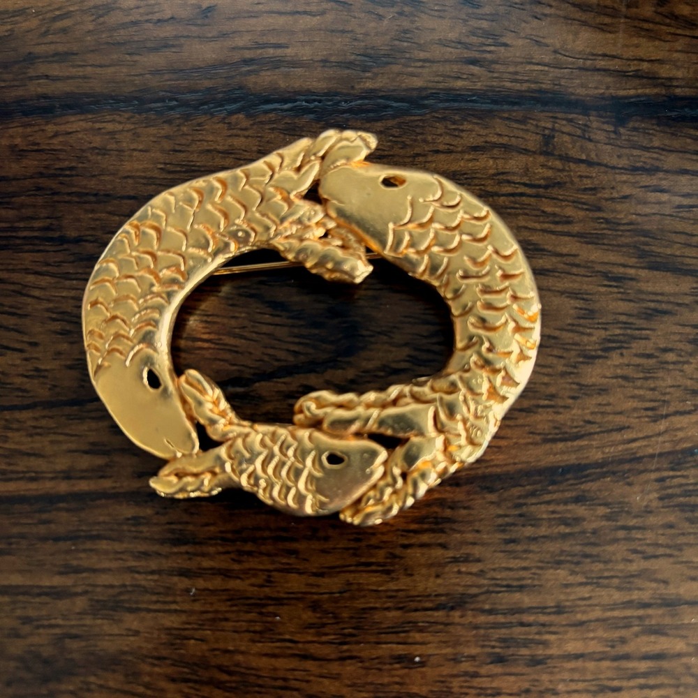 Vtg 3 Koi Fish Wreath Brooch Goldtone Asian Figural Pin Chic Whimsical Retro - Picture 1 of 11